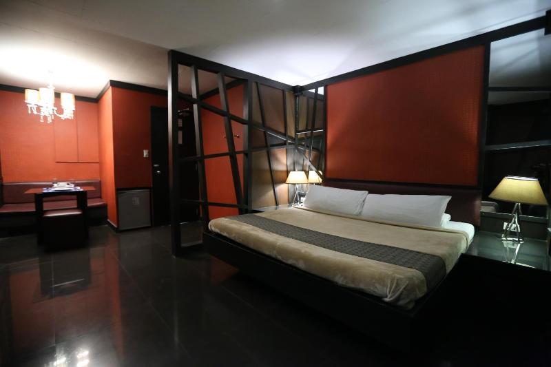 Victoria Court Suites Pasig מראה חיצוני תמונה