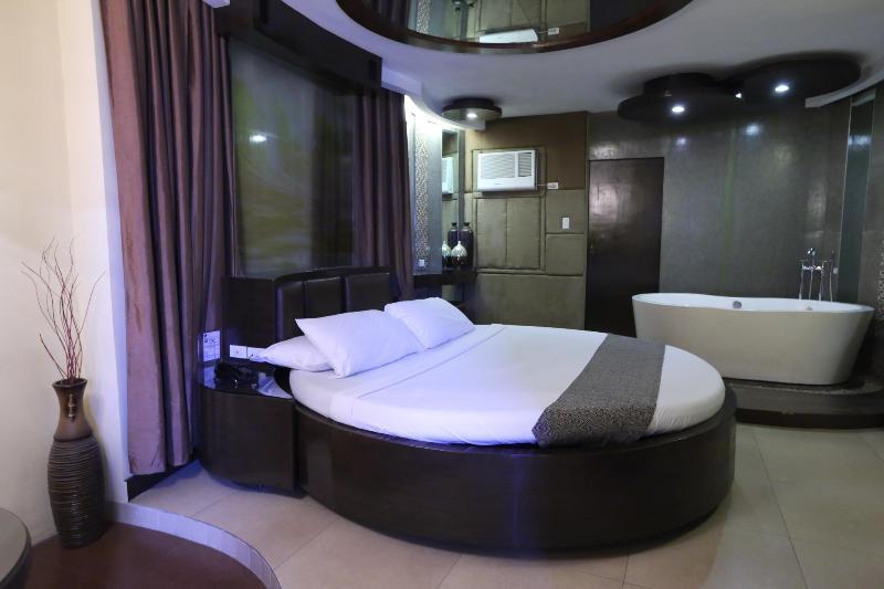 Victoria Court Suites Pasig מראה חיצוני תמונה