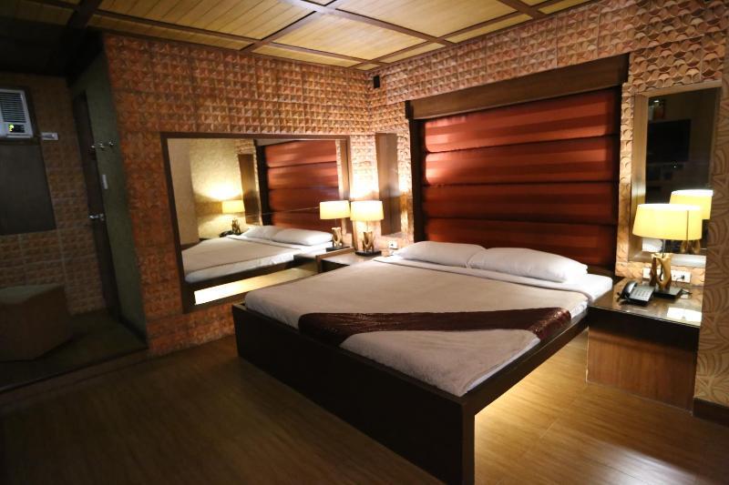 Victoria Court Suites Pasig מראה חיצוני תמונה