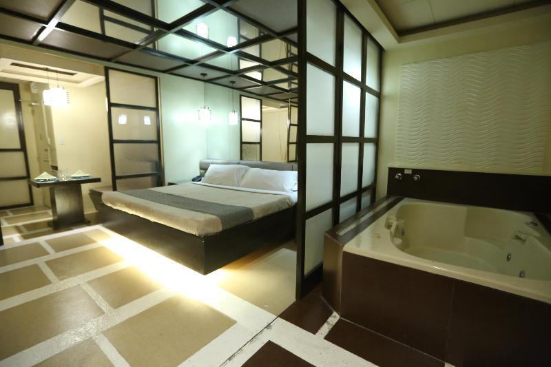 Victoria Court Suites Pasig מראה חיצוני תמונה
