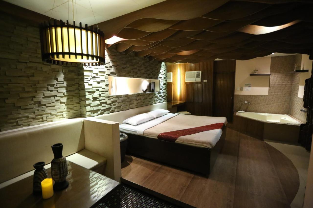 Victoria Court Suites Pasig מראה חיצוני תמונה